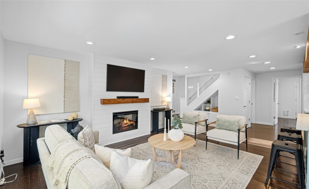 Home staged by IntExt Staging in Mercer Island, photo 06