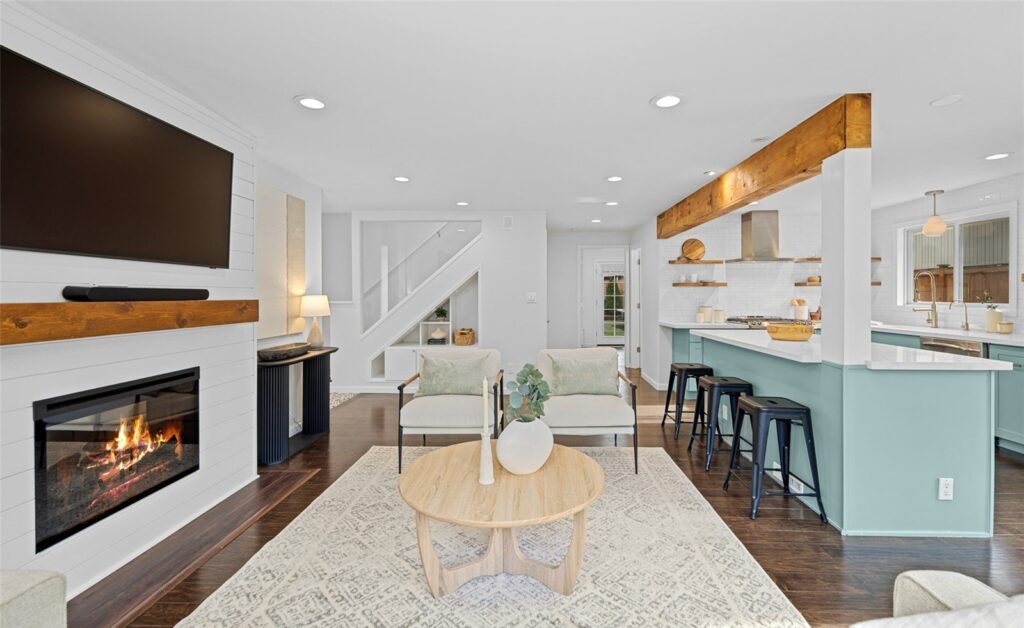 Home staged by IntExt Staging in Mercer Island, photo 08
