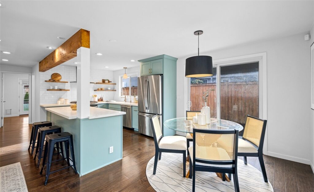 Home staged by IntExt Staging in Mercer Island, photo 09