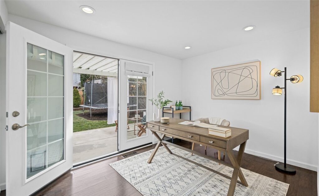 Home staged by IntExt Staging in Mercer Island, photo 15