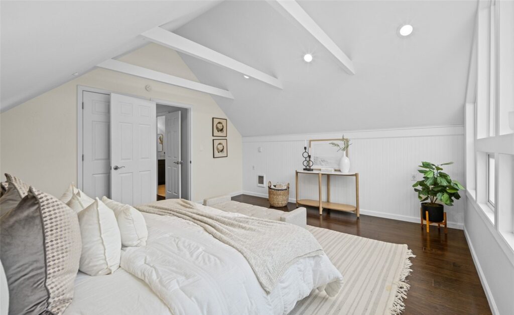 Home staged by IntExt Staging in Mercer Island, photo 18