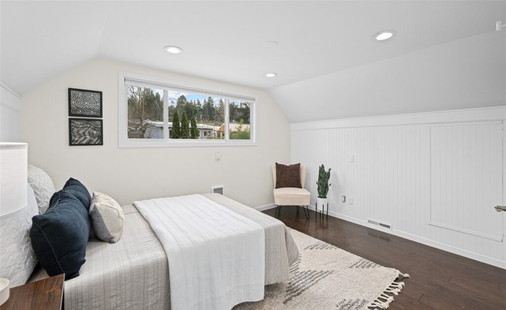 Home staged by IntExt Staging in Mercer Island, photo 23