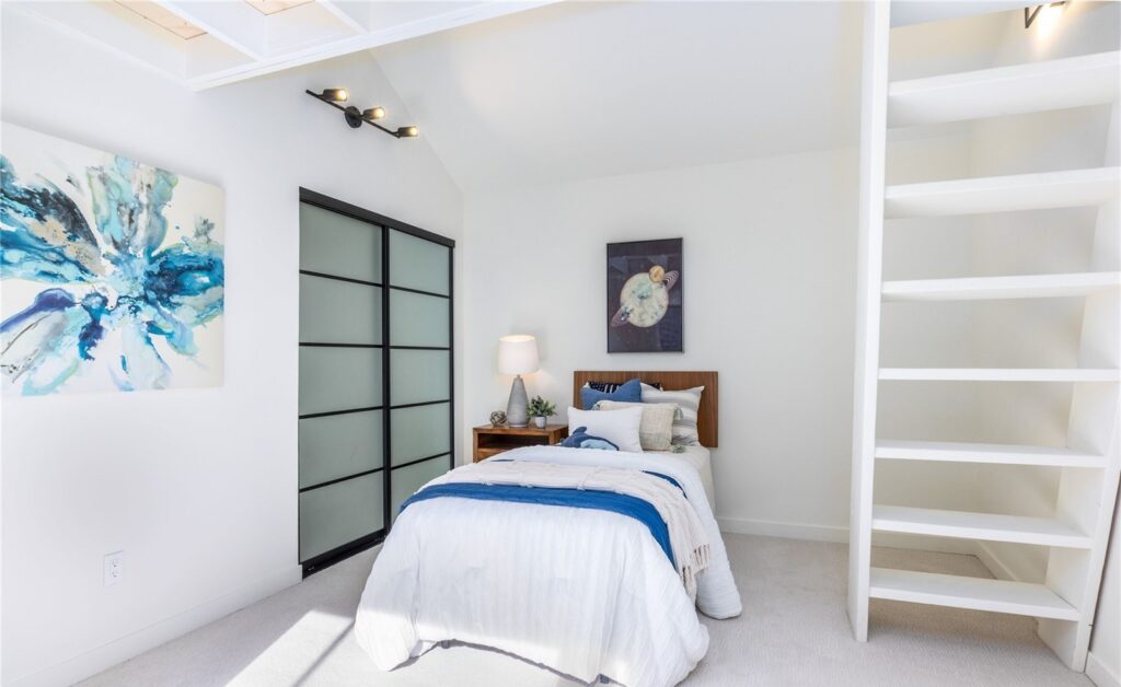 Home staged by IntExt Staging in Redmond, photo 24